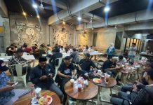 IKA Unhas Gelar Bakti Sosial dan Buka Puasa Bersama 100 Wartawan di Makassar FOTO: Ikatan Alumni Universitas Hasanuddin (IKA Unhas) kembali menunjukkan kepedulian sosialnya dengan menggelar kegiatan bakti sosial yang ditujukan kepada para wartawan di Kota Makassar. Kegiatan tersebut dirangkaikan dengan agenda buka puasa bersama yang berlangsung di Hometown Kopizone dalam suasana hangat dan penuh kebersamaan. Jumat, 6 Maret 2026.