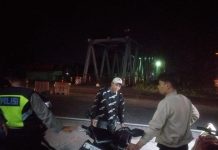 Kecelakaan Tunggal di Utara Jembatan Lespadangan, Motor Tabrak Barier Diduga Akibat PJU Rusak dan Pengendara Mengantuk