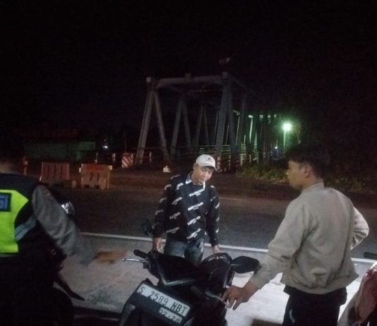 Kecelakaan Tunggal di Utara Jembatan Lespadangan, Motor Tabrak Barier Diduga Akibat PJU Rusak dan Pengendara Mengantuk