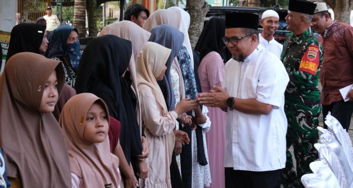 FOTO: PT Perkebunan Nusantara (PTPN) 1 Regional 1 menggelar kegiatan pasar murah sembako dan Safari Ramadan 1447 Hijriah di halaman Masjid Al Furqon, Desa Kelumpang Kebun, Kecamatan Hamparan Perak, Kabupaten Deliserdang, Kamis (5/3/2026).