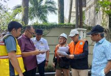 Telan Anggaran Rp430 M, Ketebalan Aspal Jalan Hertasning “Disunat” LKKN: Sudah Rahasia Umum, Dampak dari Besarnya Fee Proyek FOTO: Tim Komisi D Bidang Pembangunan DPRD Sulsel menguji ketebalan aspal proyek pengerjaan perbaikan jalan poros provinsi Sulawesi Selatan (Sulsel) Kamis, 5 Februari 2026 lalu. (Istimewa)
