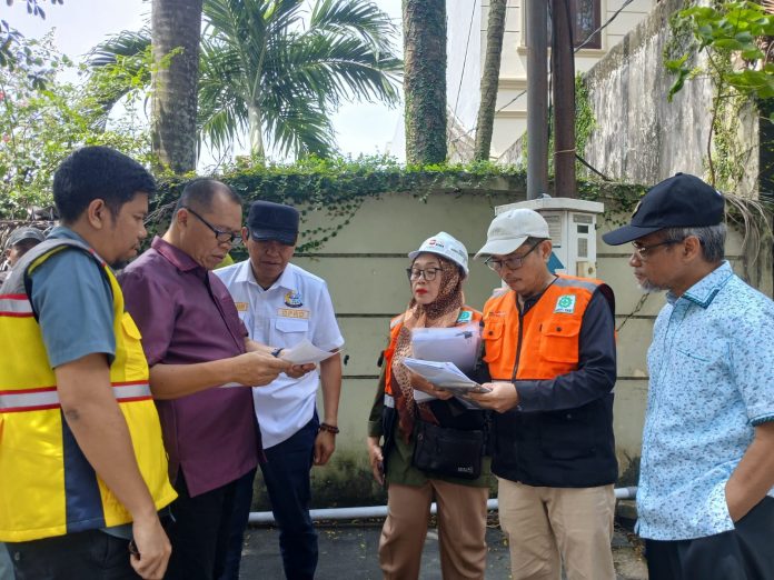 FOTO: Tim Komisi D Bidang Pembangunan DPRD Sulsel menguji ketebalan aspal proyek pengerjaan perbaikan jalan poros provinsi Sulawesi Selatan (Sulsel) Kamis, 5 Februari 2026 lalu. (Istimewa)