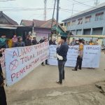 Diduga Intimidasi Warga yang Hendak Demo, GM BTP Desak Wali Kota Evaluasi Lurah Parangloe, ini Kata Ali Taufan FOTO: Warga di Kelurahan Parangloe saat menggelar aksi unjuk rasa. (Istimewa)