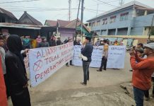 Diduga Intimidasi Warga yang Hendak Demo, GM BTP Desak Wali Kota Evaluasi Lurah Parangloe, ini Kata Ali Taufan FOTO: Warga di Kelurahan Parangloe saat menggelar aksi unjuk rasa. (Istimewa)