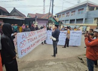 Diduga Intimidasi Warga yang Hendak Demo, GM BTP Desak Wali Kota Evaluasi Lurah Parangloe, ini Kata Ali Taufan FOTO: Warga di Kelurahan Parangloe saat menggelar aksi unjuk rasa. (Istimewa)