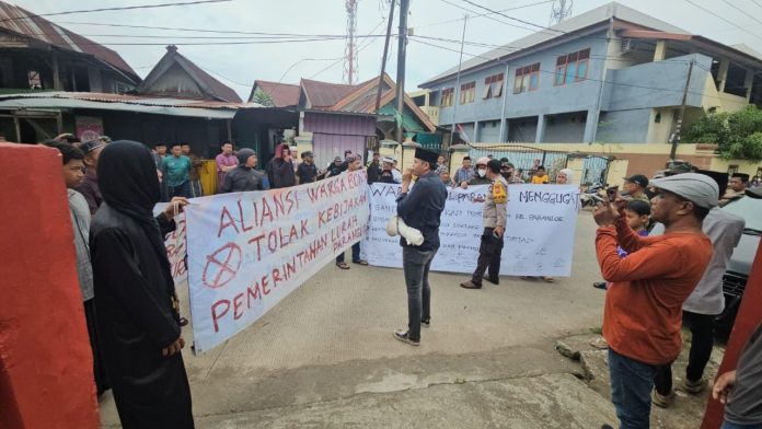 FOTO: Warga di Kelurahan Parangloe saat menggelar aksi unjuk rasa. (Istimewa)