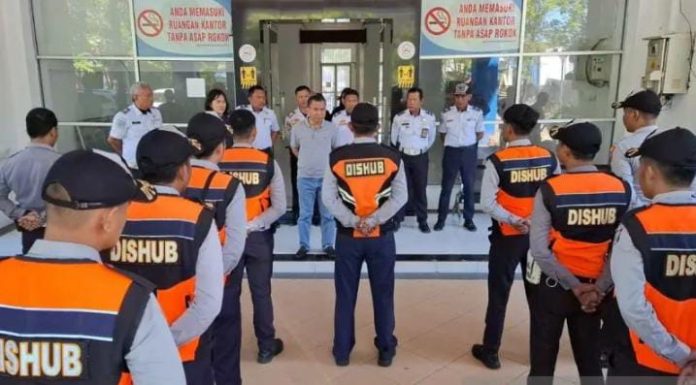 FOTO: Ilustrasi Personel Dinas Perhubungan Kota Makassar saat mendengar arahan dari pimpinan sebelum bertugas. (ANTARA/HO/Pemkot Makassar)