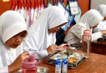 Roti MBG Ditemukan Berjamur, Guru Besar UGM Sampaikan Resiko Kesehatan jika Dikonsumsi FOTO: Siswa sekolah dasar saat menikmati makan gizi gratis (MBG). (Dok. Via media sosial)