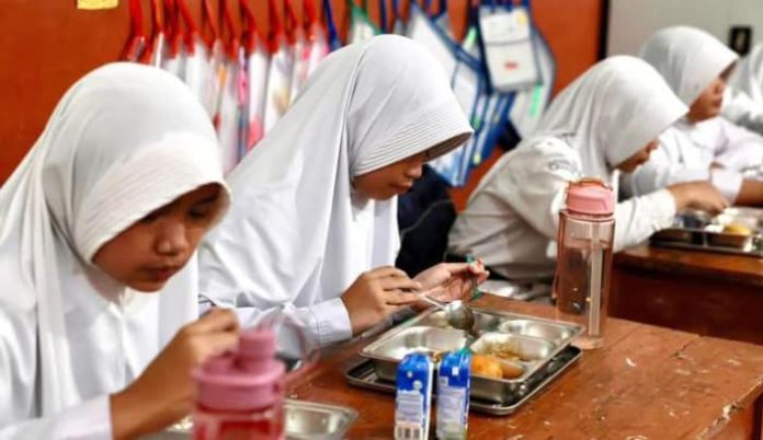 FOTO: Siswa sekolah dasar saat menikmati makan gizi gratis (MBG). (Dok. Via media sosial)