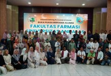 Silaturahmi Ramadan Alumni Farmasi Unand Berbuah Kepedulian, Donasi Rp42 Juta untuk Huntara Korban Banjir Padang