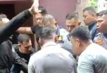 Saat Pasukan Dishub Makassar datang Menganiaya Warga: Ada yang Mengaku Kadis dan Kabid FOTO: Pegawai Dinas Perhubungan Makassar saat mengambil paksa korban (Andi Hardes) dari sungai yang berada di Lorong 2, Jalan Urip Sumoharjo KM 5, tepatnya di belakang kawasan Nipah Mall pada hari Jumat, 6 Maret 2026 sekitar pukul 11:00 WITA. (Foto hasil tangkap layar dari video viral)