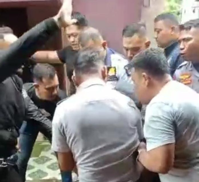 FOTO: Pegawai Dinas Perhubungan Makassar saat mengambil paksa korban (Andi Hardes) dari sungai yang berada di Lorong 2, Jalan Urip Sumoharjo KM 5, tepatnya di belakang kawasan Nipah Mall pada hari Jumat, 6 Maret 2026 sekitar pukul 11:00 WITA. (Foto hasil tangkap layar dari video viral)