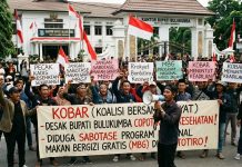 KOBAR Desak Bupati Bulukumba Copot Kadis Kesehatan: Diduga Sabotase MBG di Bontotiro Melalui Sertifikat ‘Kandang Ayam’ FOTO: Ilustrasi foto aksi unjuk rasa KOBAR