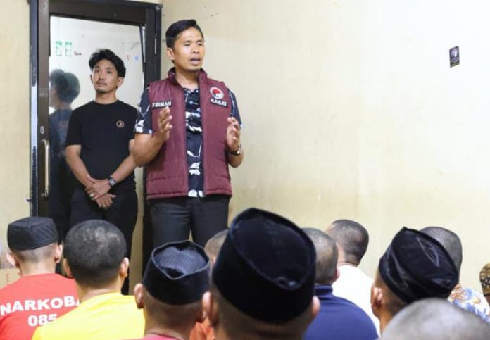 FOTO: Kasat Narkoba Polres Gowa, IPTU Firman, S.H, M.H menggelar kegiatan buka puasa bersama dengan para tahanan titipan yang berada di ruang tahanan Polres Gowa, sebagai bentuk pendekatan humanis dalam pelaksanaan tugas kepolisian.