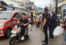 Pengurus dan Kader Partai Nasdem Ujung Tanah dan Ujung Pandang Gelar Pembagian Takjil FOTO: Partai NasDem Kota Makassar terus gencar terun melakukan membagikan takjil kepada masyarakat umum. Hal itu terlihat di dua kecamatan yaitu Kecamatan Ujung Tanah dan Kecamatan Ujung Pandang di Jalan Cakalang raya tepat depan sekretariat, Minggu (8/3/2025).