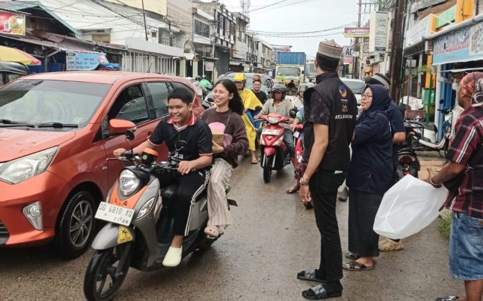FOTO: Partai NasDem Kota Makassar terus gencar terun melakukan membagikan takjil kepada masyarakat umum. Hal itu terlihat di dua kecamatan yaitu Kecamatan Ujung Tanah dan Kecamatan Ujung Pandang di Jalan Cakalang raya tepat depan sekretariat, Minggu (8/3/2025).