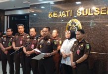 Mark-up dan Indikasi Pengadaan Bibit Nanas Fiktif, Kejati Sulsel Tahan Mantan Pj Gubernur Sulsel FOTO: Kepala Kejaksaan Tinggi Sulawesi Selatan, Dr. Didik Farkhan Alisyahdi saat memberikan keterangan pers di Kantor Kejaksaan Tinggi Sulawesi Selatan.