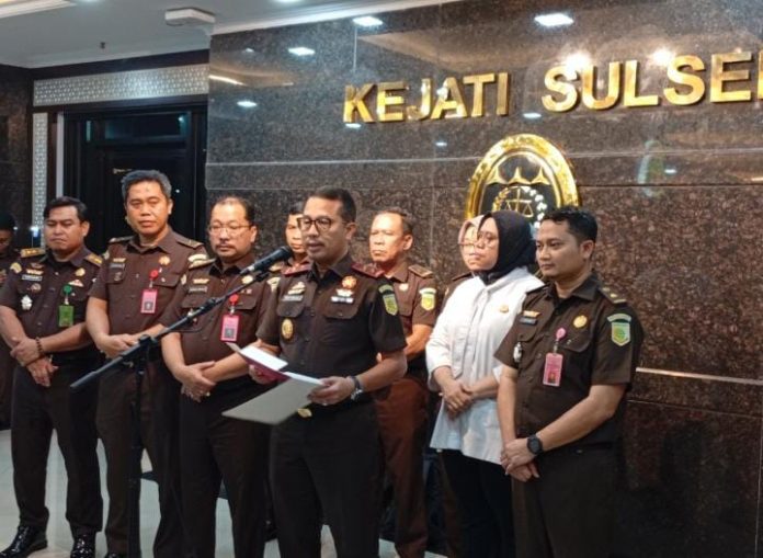 FOTO: Kepala Kejaksaan Tinggi Sulawesi Selatan, Dr. Didik Farkhan Alisyahdi saat memberikan keterangan pers di Kantor Kejaksaan Tinggi Sulawesi Selatan.