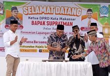 Ketua DPRD Makassar Resmikan Lapangan Volly dan Buka Puasa Bersama MT Mesjid Al Hidayah FOTO: Ketua DPRD Makassar, Supratman, SE didampingi Sekertaris Dinas Pemuda dan Olahraga (Dispora), meresmikan penggunaan lapangan volly RW 05 ditandai penggantingan pita dan penandatanganan prasasti, dirangkai buka puasa bersama warga yang dilaksanakan Majelis Taklim Mesjid Al Hidayah Kelurahan Manggala, Senin sore, (19/3).