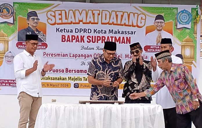 FOTO: Ketua DPRD Makassar, Supratman, SE didampingi Sekertaris Dinas Pemuda dan Olahraga (Dispora), meresmikan penggunaan lapangan volly RW 05 ditandai penggantingan pita dan penandatanganan prasasti, dirangkai buka puasa bersama warga yang dilaksanakan Majelis Taklim Mesjid Al Hidayah Kelurahan Manggala, Senin sore, (19/3).
