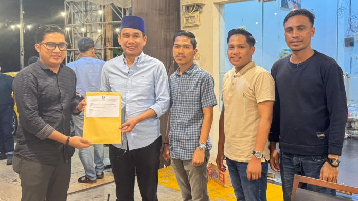 Perhimpunan Bantuan Hukum dan Hak Asasi Manusia Indonesia (PBHI) Wilayah Sulawesi Selatan mengambil langkah serius dengan menyerahkan dokumen pengaduan serta permohonan Rapat Dengar Pendapat (RDP/RDPU) kepada Anggota Komisi III DPR RI, Rudianto Lallo, terkait penghentian penanganan kasus kematian yang dinilai tidak wajar terhadap almarhum Afif Siraja.