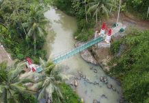 Presiden Prabowo Resmikan 218, Prabowo Berdiskusi dengan Yamisa Zebua Siswa Sekolah Dasar yang Viral FOTO: Salah satu jembatan penyeberangan bagi siswa sekolah dasar diata aliran sungai. (Dok. Seskab)