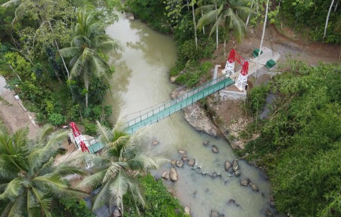 FOTO: Salah satu jembatan penyeberangan bagi siswa sekolah dasar diata aliran sungai. (Dok. Seskab)