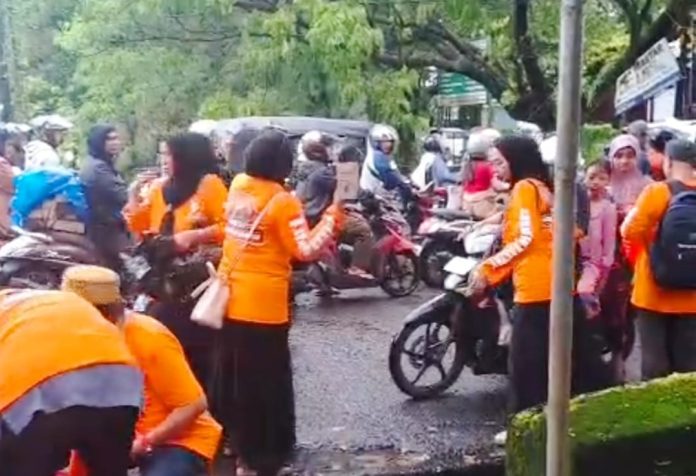 FOTO: Dewan Pimpinan Daerah (DPD) Partai Gerakan Rakyat (PGR) Kota Makassar menggelar aksi sosial di Jalan Taman Makam Pahlawan, tepatnya di depan BTN Paropo, Kecamatan Panakkukang, Senin (9/3/2026).