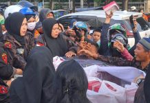 Peringatan HUT Ke 23, KBPP Polri Resor Makassar Menggelar Safari Ramadan dan Pembagian Takjil FOTO: Ketua KBPP Polri Resor Makassar, Hj Yuniar Tompo didampingi Sekertaris Handri Salempa serta puluhan pengurus menggelar pembagian takjil kepada para pengguna jalan raya yang melintas di Mako Polrestabes Makassar di Jl. Jenderal Ahmad Yani.