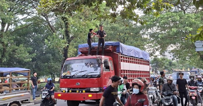 FOTO: 4 aliansi mendatangi kantor Satuan Pelayanan Pemenuhan Gizi (SPPG) Kota Makassar, Tamalanrea Indah di Jalan Perintis Kemerdekaan menggelar aksi unjuk rasa. Selasa (10/3/2026)