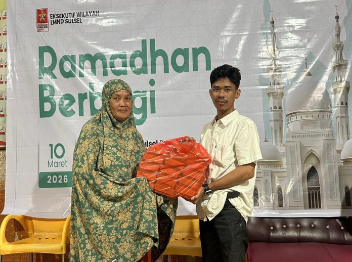 FOTO: Pengurus Wilayah Liga Mahasiswa Nasional untuk Demokrasi (LMND) Sulawesi Selatan menggelar kegiatan buka puasa bersama dengan adik-adik panti asuhan.