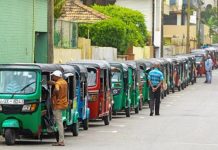 Sri Lanka Naikkan Harga BBM di Tengah Fluktuasi Harga Minyak Mentah Global FOTO: Kendaraan massal ketika antrian mengular melalui kota utama Kolombo selama beberapa kilometer. (Photo by -/AFP via Getty Images)