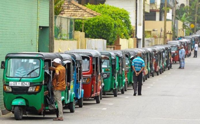 FOTO: Kendaraan massal ketika antrian mengular melalui kota utama Kolombo selama beberapa kilometer. (Photo by -/AFP via Getty Images)