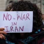 Hampir 10.000 Fasilitas Sipil Hancur dalam Serangan AS-Israel, Utusan Iran di PBB sebut 1.300 Lebih Warga Sipil Iran Tewas FOTO: Warga Amerika Serikat menggelar aksi unjuk rasa menolak perang AS - Iran. (Dok. Sumber China Xinhua News)