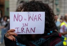 Hampir 10.000 Fasilitas Sipil Hancur dalam Serangan AS-Israel, Utusan Iran di PBB sebut 1.300 Lebih Warga Sipil Iran Tewas FOTO: Warga Amerika Serikat menggelar aksi unjuk rasa menolak perang AS - Iran. (Dok. Sumber China Xinhua News)