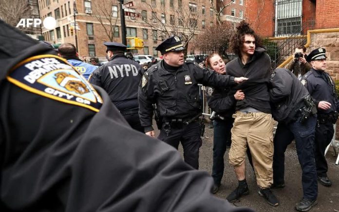 FOTO: Aparat kepolisian New York menahan satu dari dua pelaku pelemparan bom paku ke Kediaman Wali Kota New York Zohran Mamdani. (Dok. Charly Triballeau / AFP)
