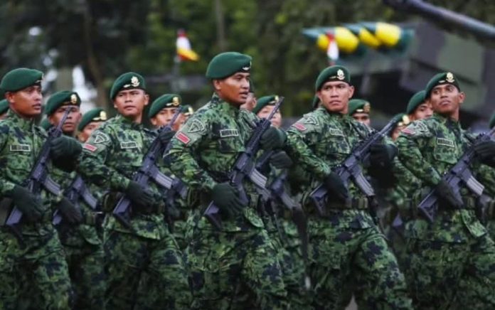 FOTO: Prajurit Komando Cadangan Strategis Angkatan Darat (Kostrad) saat melakukan devile. (Dok via media sosial)