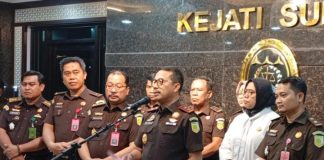 Kasipenkum Kejati Sulsel Benarkan 2 Bupati, 1 Wabup dan Ketua Partai Diperiksa Kasus Dugaan Korupsi Bibit Nanas FOTO: Kepala Kejaksaan (Kajati) Sulsel Didik Farkhan Alsyahdi dalam keterangan persnya Senin malam( 9/3/2026) di kantor Kejaksaan Tinggi Sulawesi Selatan. (LN)