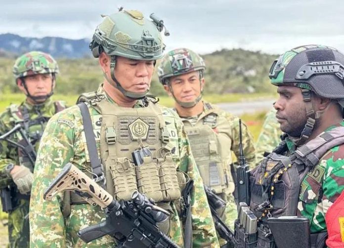 FOTO: Wapang TNI Melaksanakan Kunjungan Kerja Tinjau Langsung Pembangunan PDTG Sinak Bandara, dan Sistem Dorlog Drone DJI FlyCart 30 di Distrik Sinak Kabupaten Puncak, Papua. (puspen TNI).