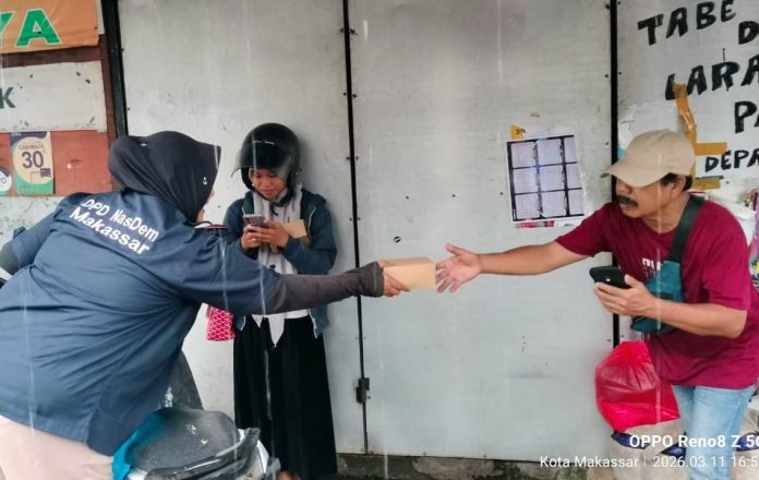 FOTO: Pengurus dan Kader partai NasDem di Kecamatan Bontoala pembagian takjil menyasar para pedagang dan pengendara yang melintas di Jalan Pasar Terong, Rabu (11/3/2025).