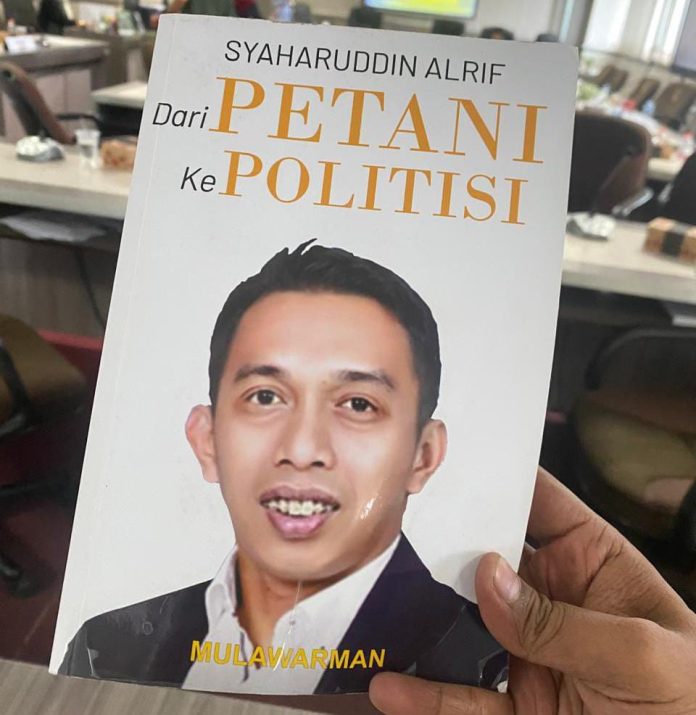 FOTO: Buku tentang perjalanan karier Bupati Sidrap Saharuddin Alrif. (Dok via goggle)