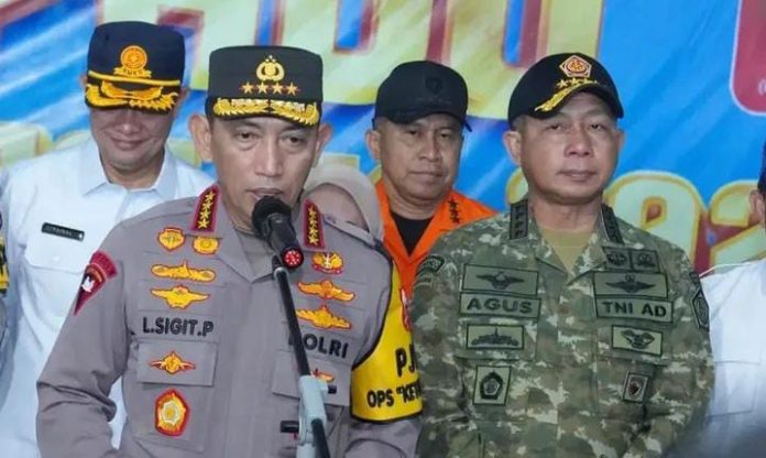 FOTO: Jenderal TNI Agus Subiyanto bersama Kapolri Jenderal Polisi Listyo Sigit Prabowo dan beberapa menteri Kabinet Merah Putih memberikan keterangan pers bertempat di Dermaga Eksekutif Pelabuhan ASDP Merak, Banten, Jumat (13/3/2026). (Puspen TNI).