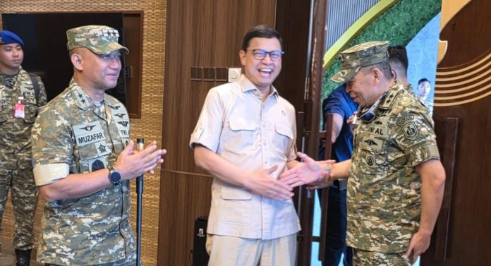 FOTO: Paling Tengah Kepala Badan Pengawas Obat dan Makanan (BPOM) RI, Prof. Dr. Taruna Ikrar dan dua Jenderal TNI.