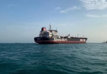 Kapal Tanker Mulai Kembali Melintas di Selat Hormuz Harga Minyak Mentah Turun FOTO: Kapal tengker pengangkut minyak mentah saat melintas di Selat Hormuz. (Dok China Xinhua News)