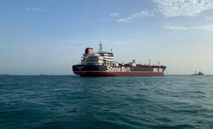 FOTO: Kapal tengker pengangkut minyak mentah saat melintas di Selat Hormuz. (Dok China Xinhua News)