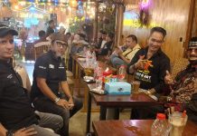 Leaders Art Management, Buka Puasa Bersama Seniman FOTO: Mempererat silaturakhmi lewat ukhuwah islamiyah di bulan ramadhan, Leaders Art (LA) Management, Minggu malam (13/3) mengadakan buka puasa bersama para seniman yang mayoritas penyanyi, di Cafe Balla Rate, Makassar.
