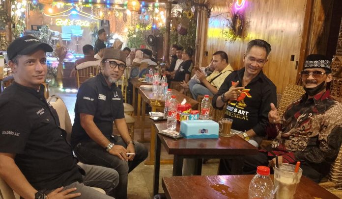 FOTO: Mempererat silaturakhmi lewat ukhuwah islamiyah di bulan ramadhan, Leaders Art (LA) Management, Minggu malam (13/3) mengadakan buka puasa bersama para seniman yang mayoritas penyanyi, di Cafe Balla Rate, Makassar.