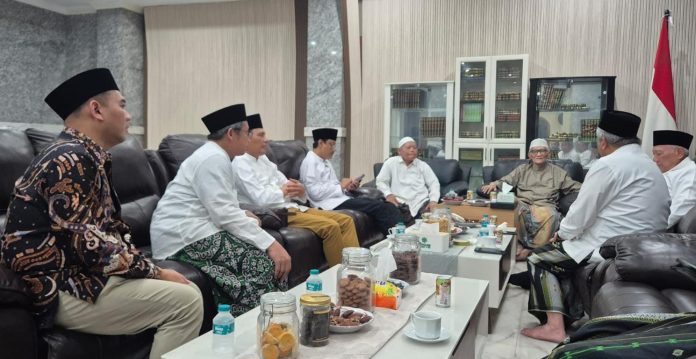 FOTO: Lembaga Falakiyah PBNU melakukan rapat bersama dengan Rais Aam PBNU KH. Miftachul Akhyar di Surabaya. (Istimewa)