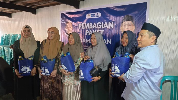 FOTO: Anggota DPR RI Fraksi Partai Demokrat, Andi Muzakkir Aqil, menunjukkan kepeduliannya terhadap masyarakat dengan menyalurkan paket sembako di Kabupaten Wajo selama bulan suci Ramadhan.