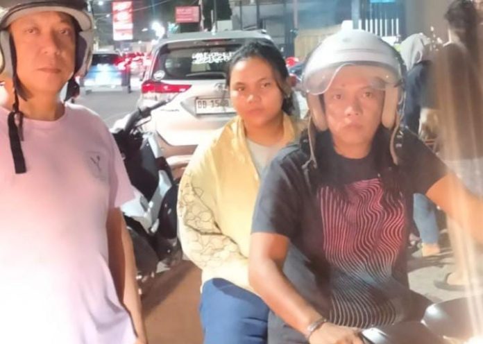 FOTO: Pengurus Karang Taruna Makassar mengamankan seorang wanita dewasa pelaku penipuan pesanan parcel secara online. (Istimewa)